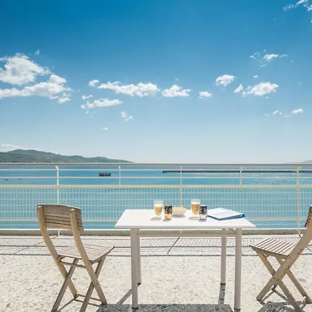 Seafront Penthouse Leo *