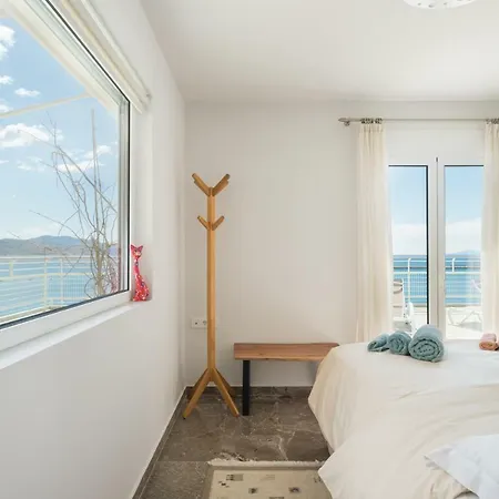 Seafront Penthouse Leo Apartment *