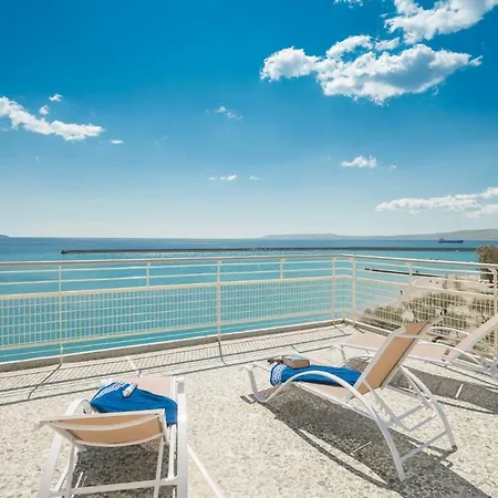 Seafront Penthouse Leo Apartment