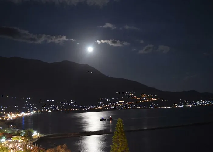 Seafront Penthouse Leo 아파트