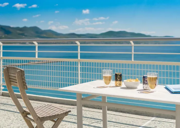 아파트 Seafront Penthouse Leo